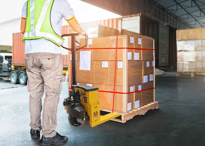 Quelles sont les exigences sur l'emballage des marchandises à déplacer lorsque les produits de palette sont déplacés par chariot élévateur